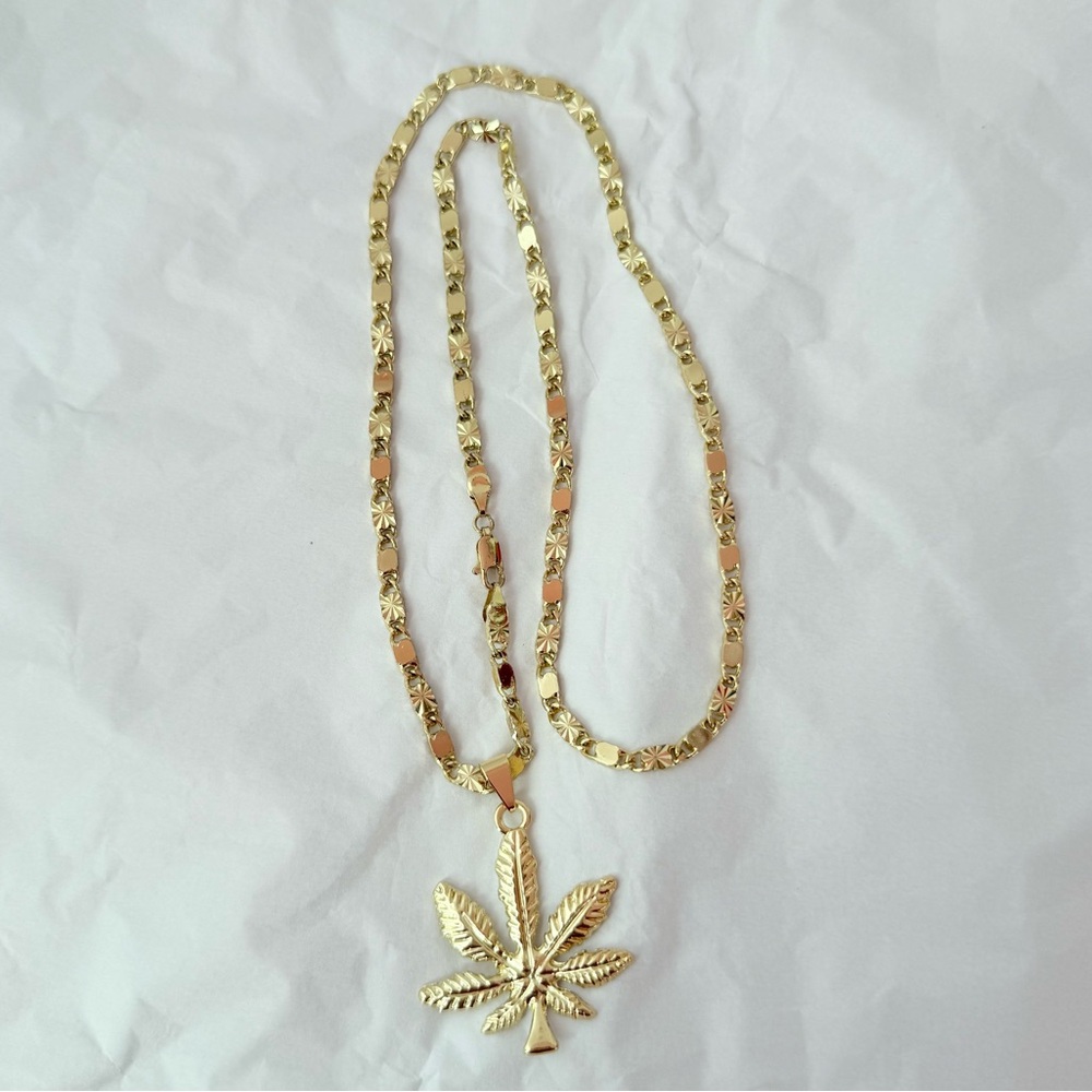 New chain‎ 24” with Mariajuana leaf charm